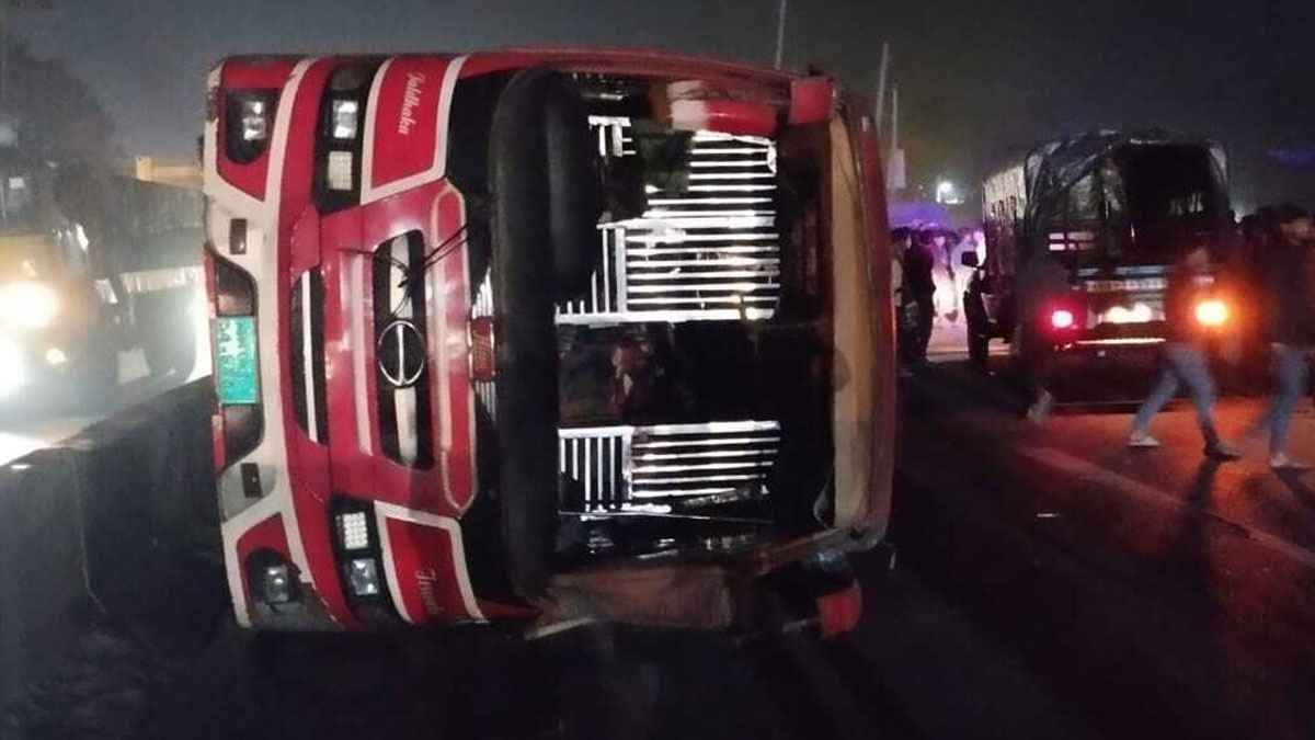 মহাসড়কে উল্টে গেল বাস, প্রাণ গেল একজনের
