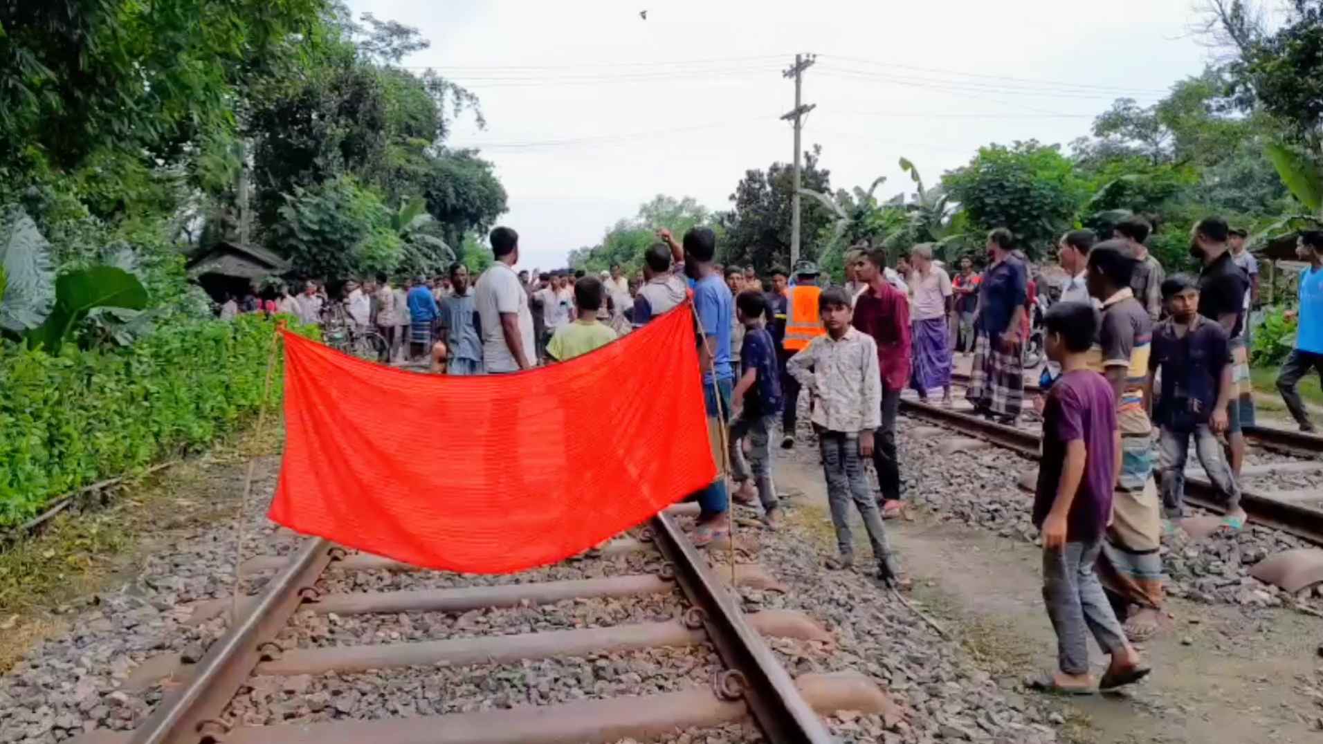চুয়াডাঙ্গায় ট্রেনের ধাক্কায় যুবক নিহত, গেটম্যানের দাবিতে রেলপথ অবরোধ