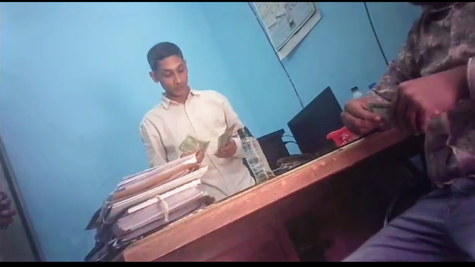 গুণে গুণে ঘুষের টাকা নিচ্ছেন জনস্বাস্থ্য ক্যাশিয়ার উজ্জ্বল বড়ুয়া