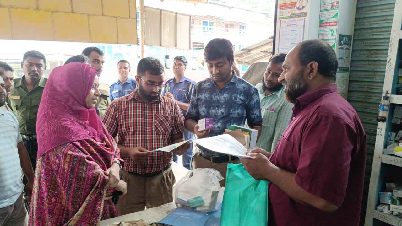 ঝিনাইদহে দুই ফার্মেসিকে ৬১ হাজার টাকা জরিমানা