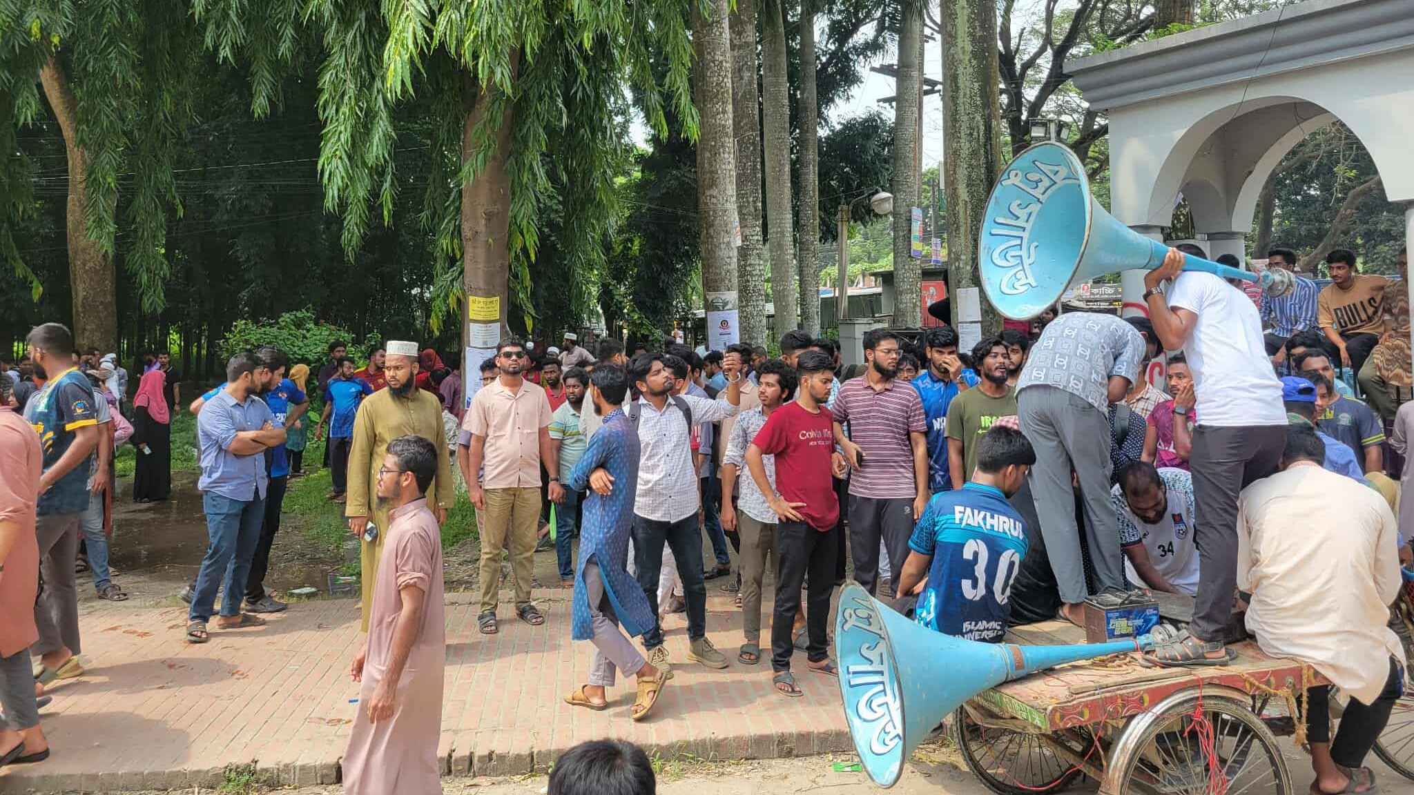 ইবিতে শিক্ষার্থীদের ১৫ দাবি, লিখিত আশ্বাসে আন্দোলন স্থগিত