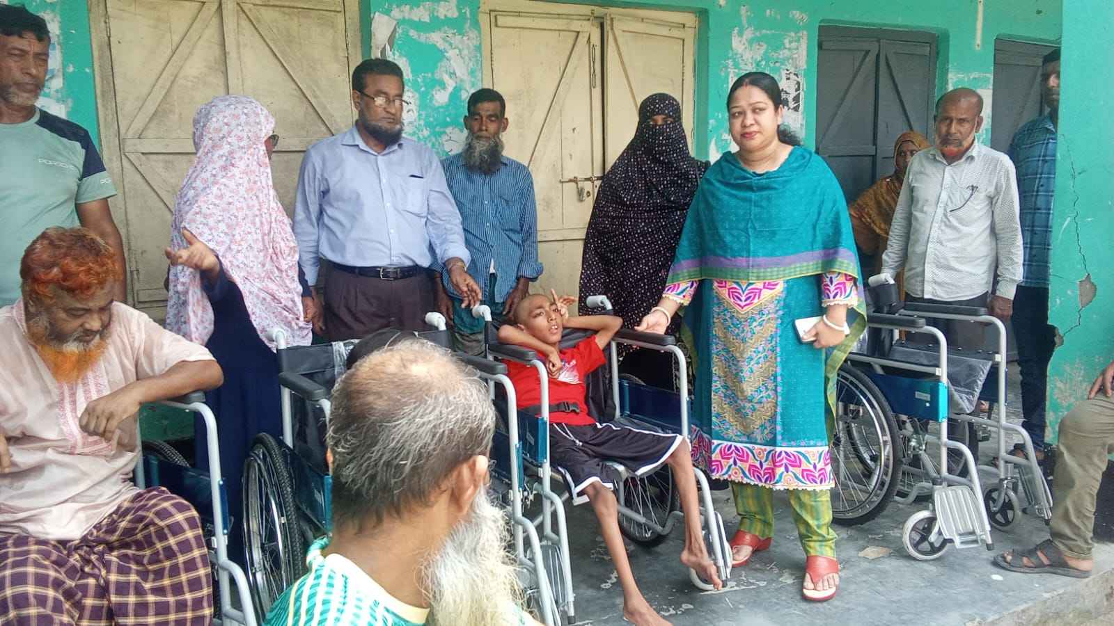 মাগুরায় শারীরিক প্রতিবন্ধীদের মাঝে হুইল চেয়ার ও ট্রাই সাইকেল বিতরণ