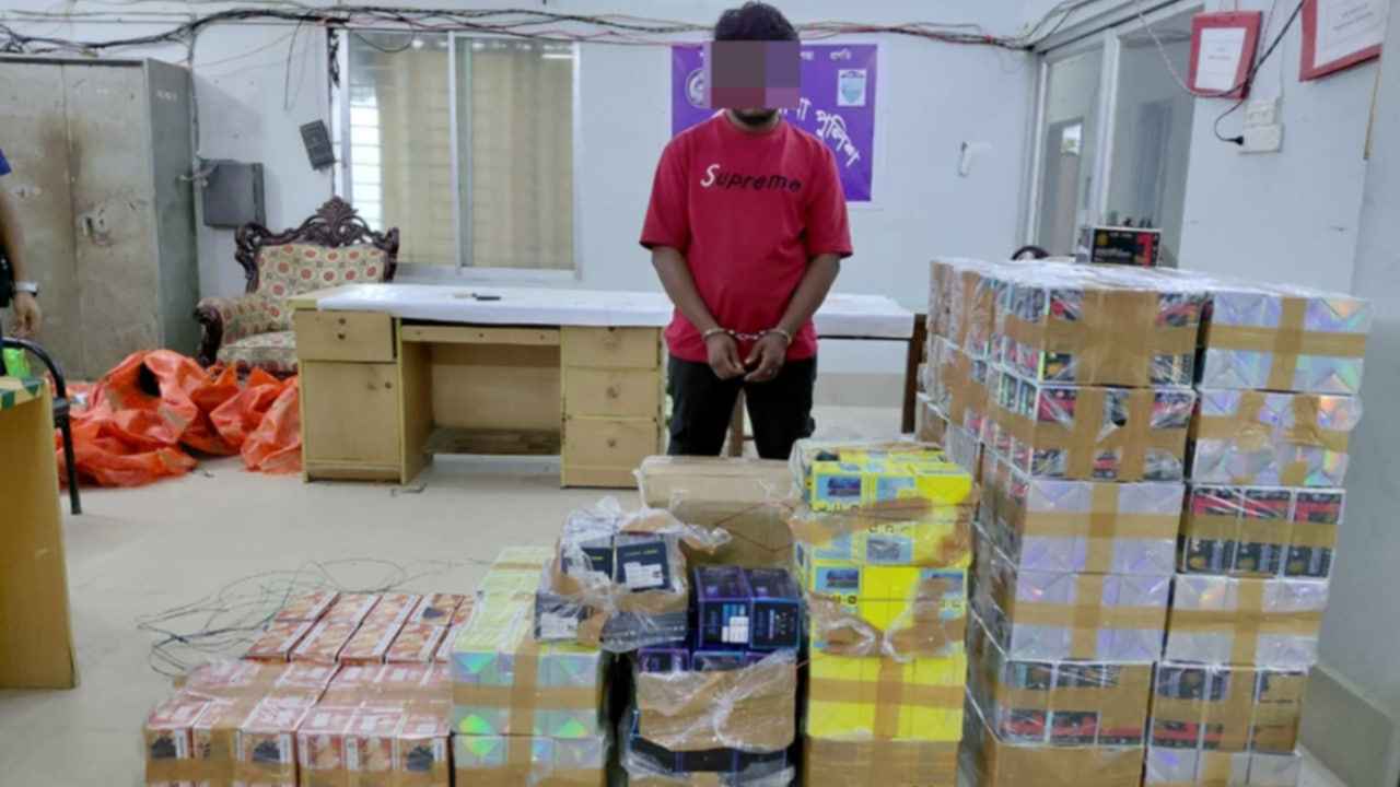 ব্রাহ্মণবাড়িয়ায় ১১ হাজার ৬০০ মোবাইল ফোনের ডিসপ্লেসহ আটক ১