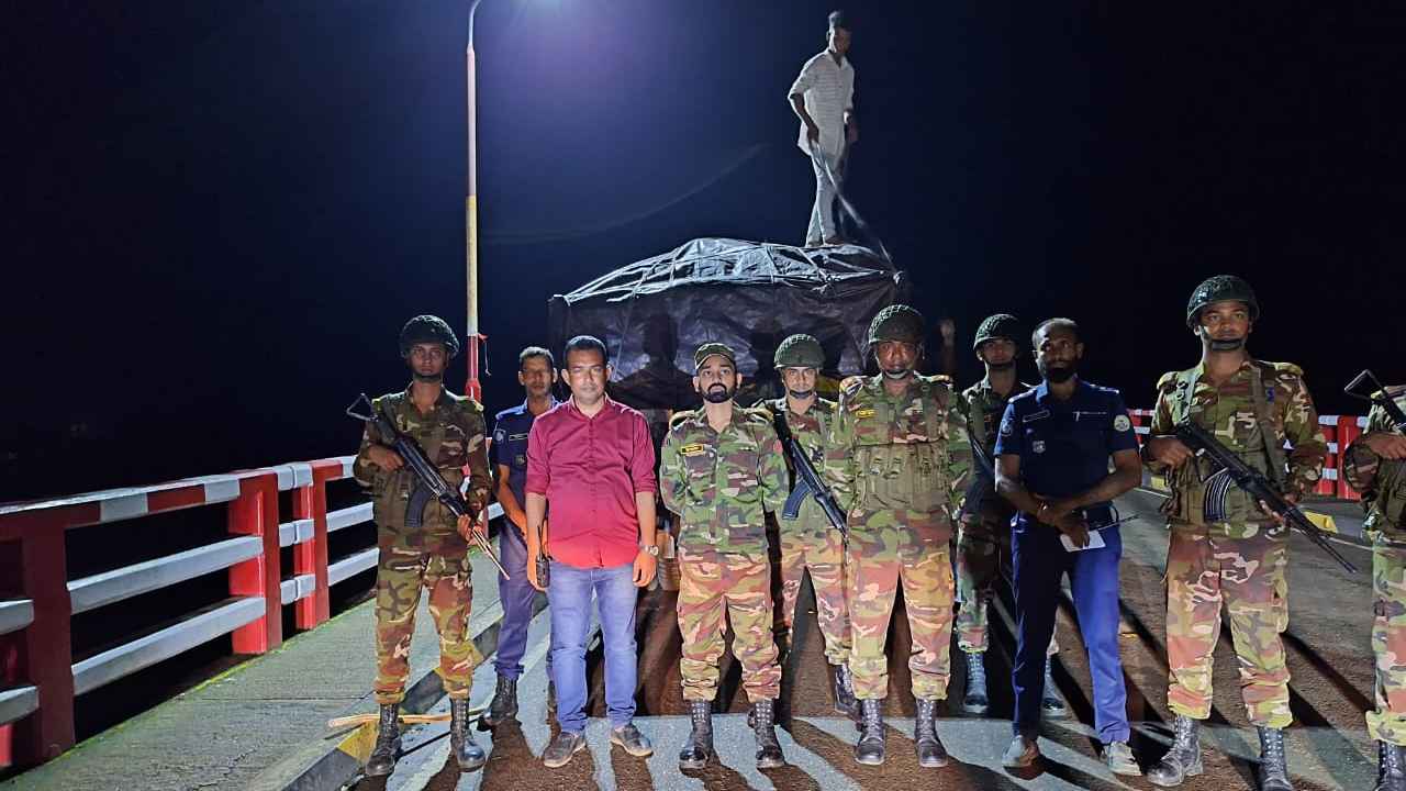 পিরোজপুরে যৌথবাহিনীর অভিযানে পাচারকালে সরকারি ১০ টন চালসহ ট্রাক আটক