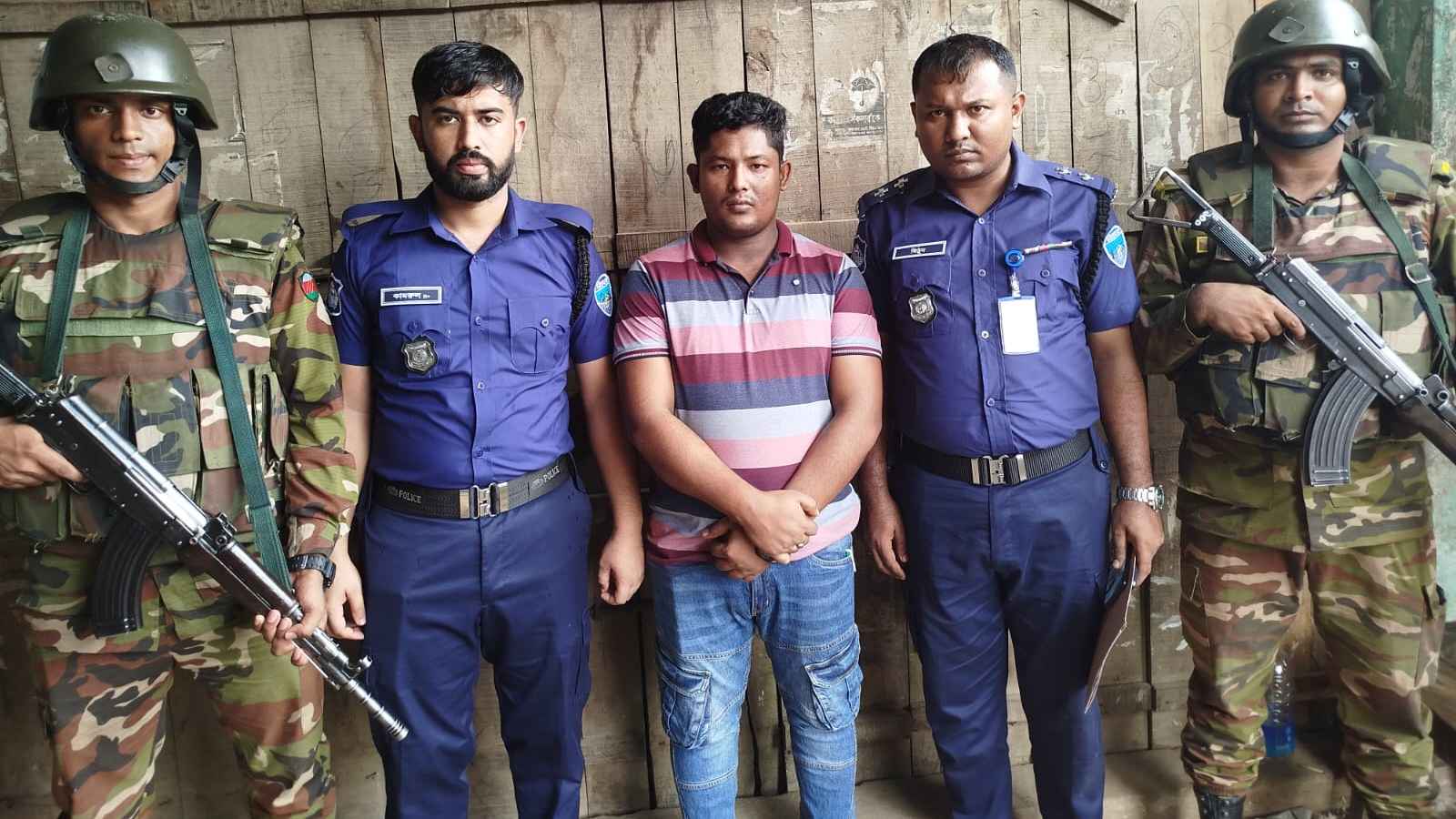 টেকনাফ রোহিঙ্গা ক্যাম্পে চোরাই পণ্য জব্দ, আটক ১