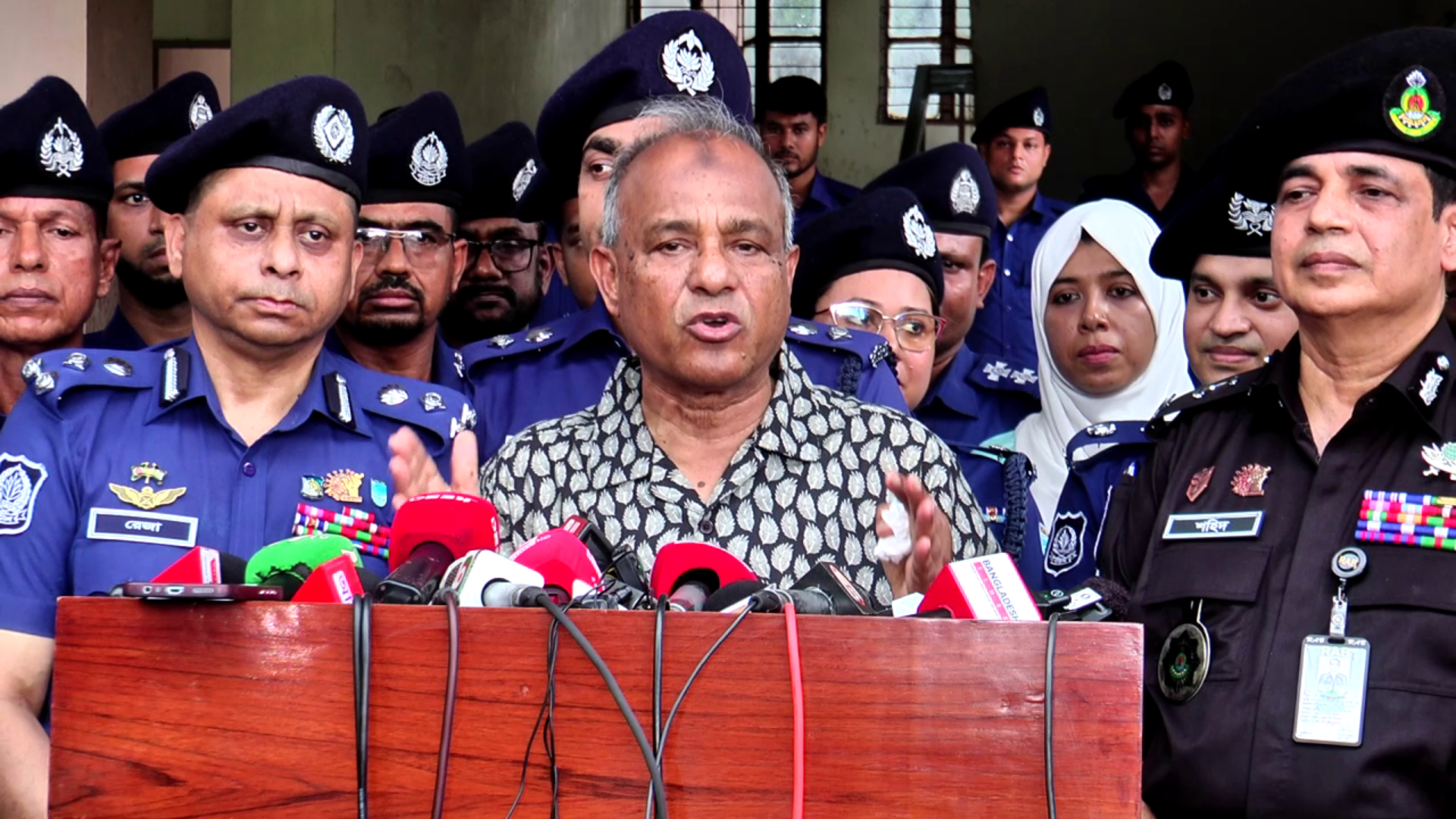 লুট হওয়াসহ সব অস্ত্র নির্বাচনের আগেই উদ্ধার হবে: স্বরাষ্ট্র উপদেষ্টা