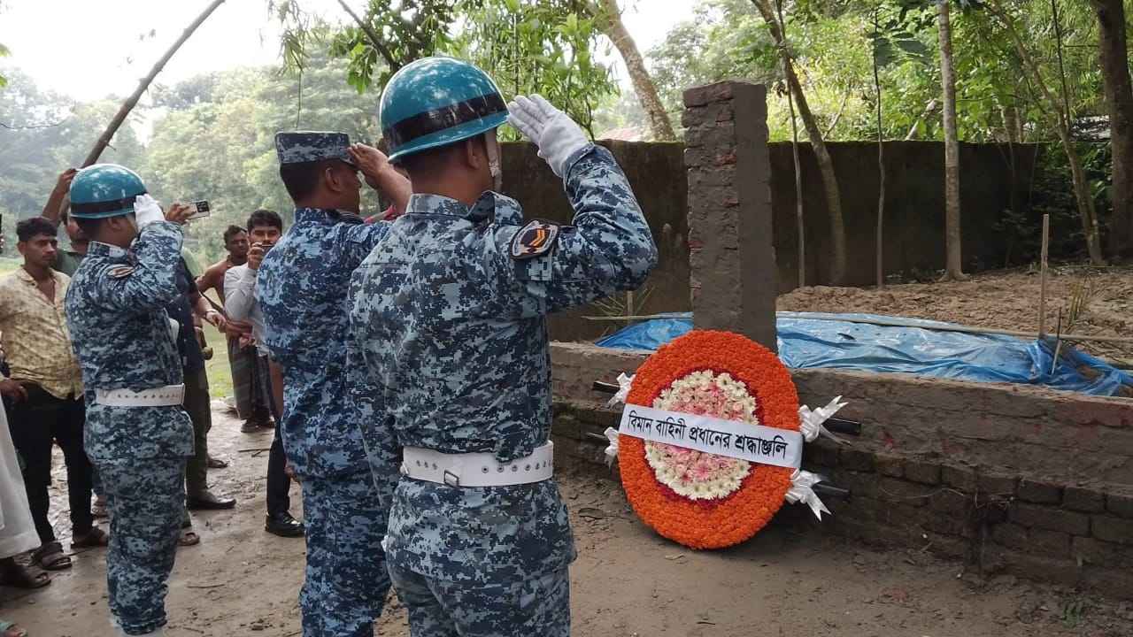 মাইলস্টোনের শিক্ষার্থী মাহতাবের সমাধিতে বিমান বাহিনীর শ্রদ্ধা