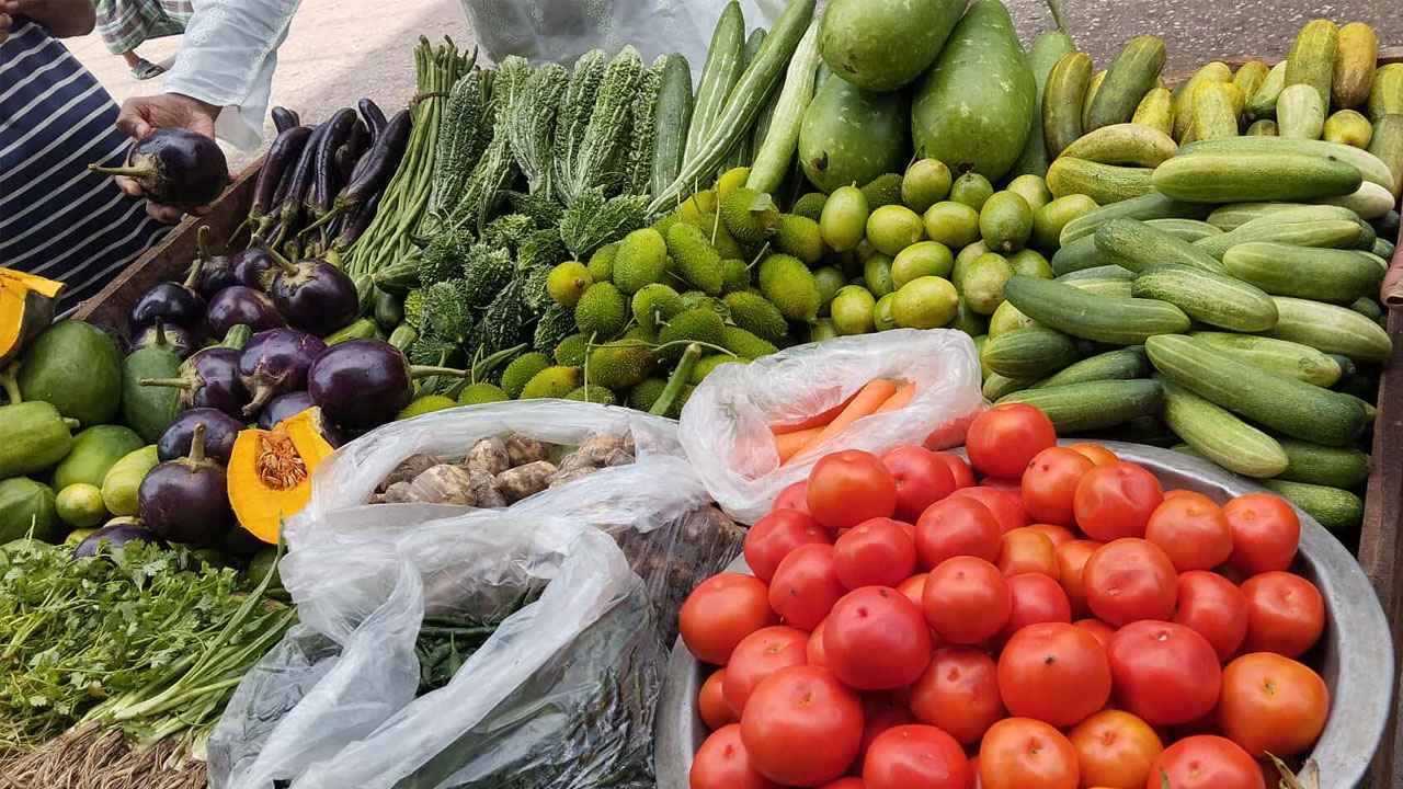 টানা বৃষ্টির পর জমে উঠেছে কাঁচাবাজার, দামে তেজ