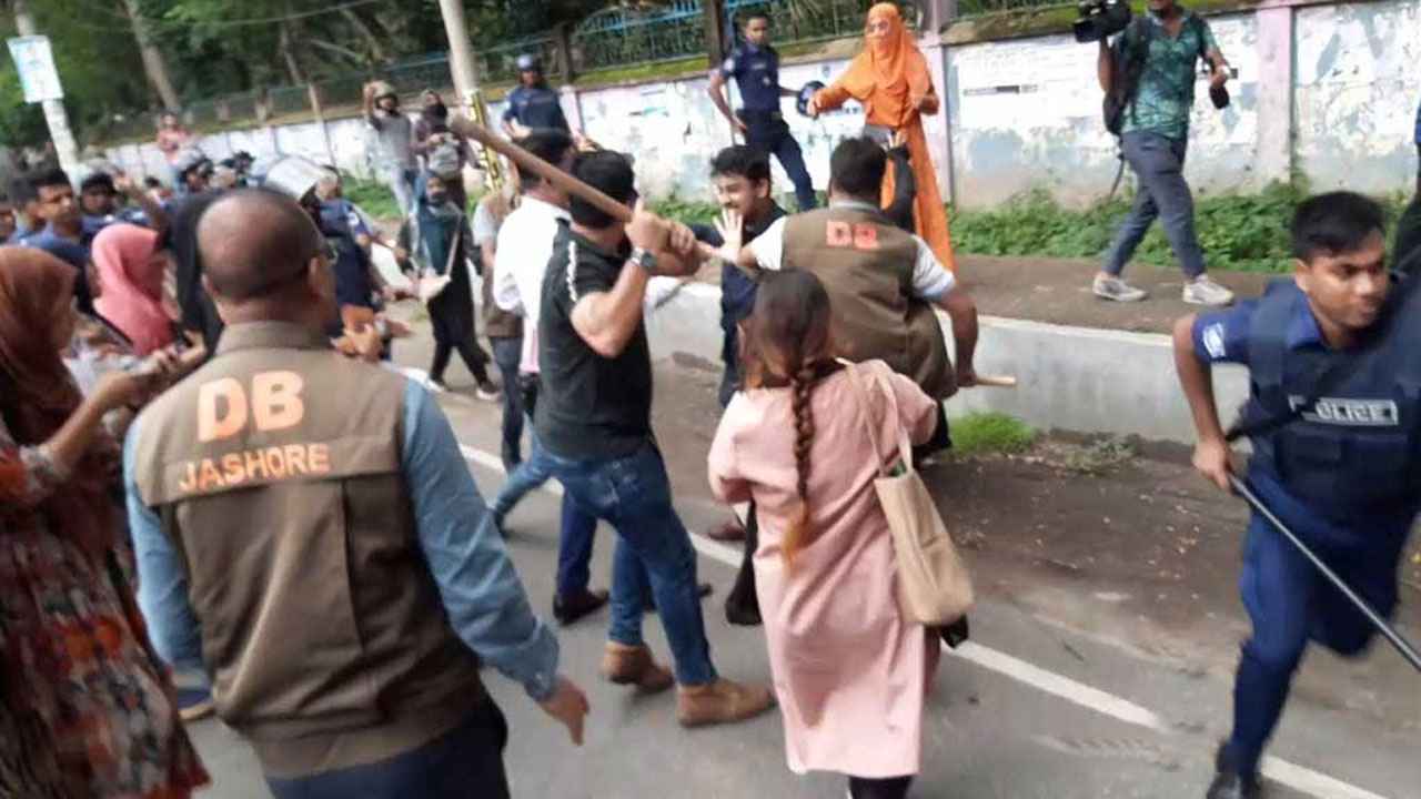 ফিরে দেখা ৩১ জুলাই: ‘মার্চ ফর জাস্টিস’ কর্মসূচিতে পুলিশের বাধা 