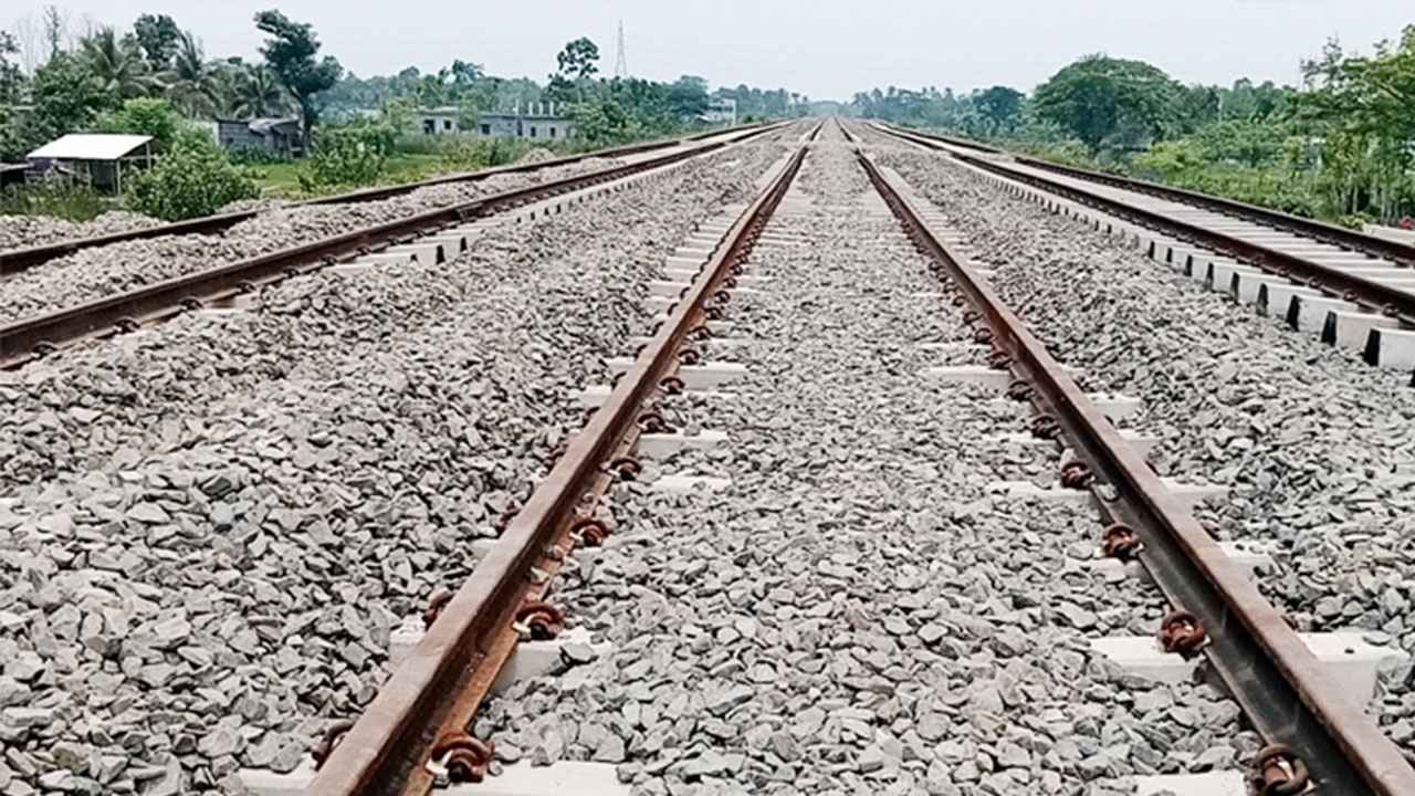 বগুড়ায় ট্রেনের ধাক্কায় কলেজ শিক্ষার্থী নিহত