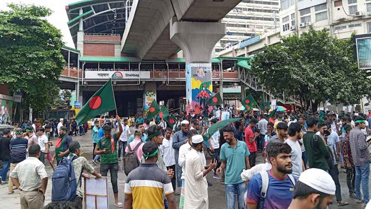 জুলাই সনদের দাবিতে শাহবাগ অবরোধ