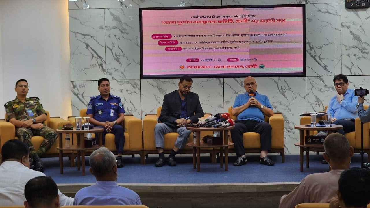 জীবন বাঁচাতে আগে ত্রাণ, পরে টেকসই বাঁধও হবে: উপদেষ্টা