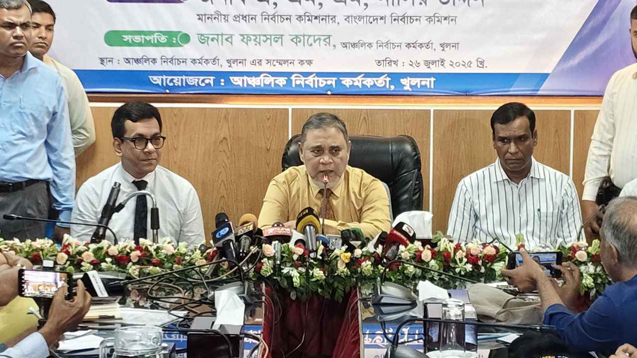 আগামী নির্বাচনে অস্ত্রের চেয়েও যে ভয়াবহ হুমকির কথা জানালেন সিইসি
