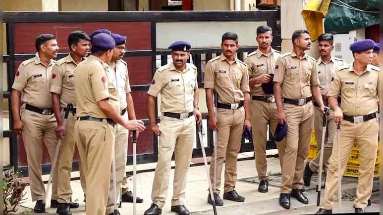 আত্মহত্যা করেছে জনপ্রিয় অভিনেত্রী ছেলে