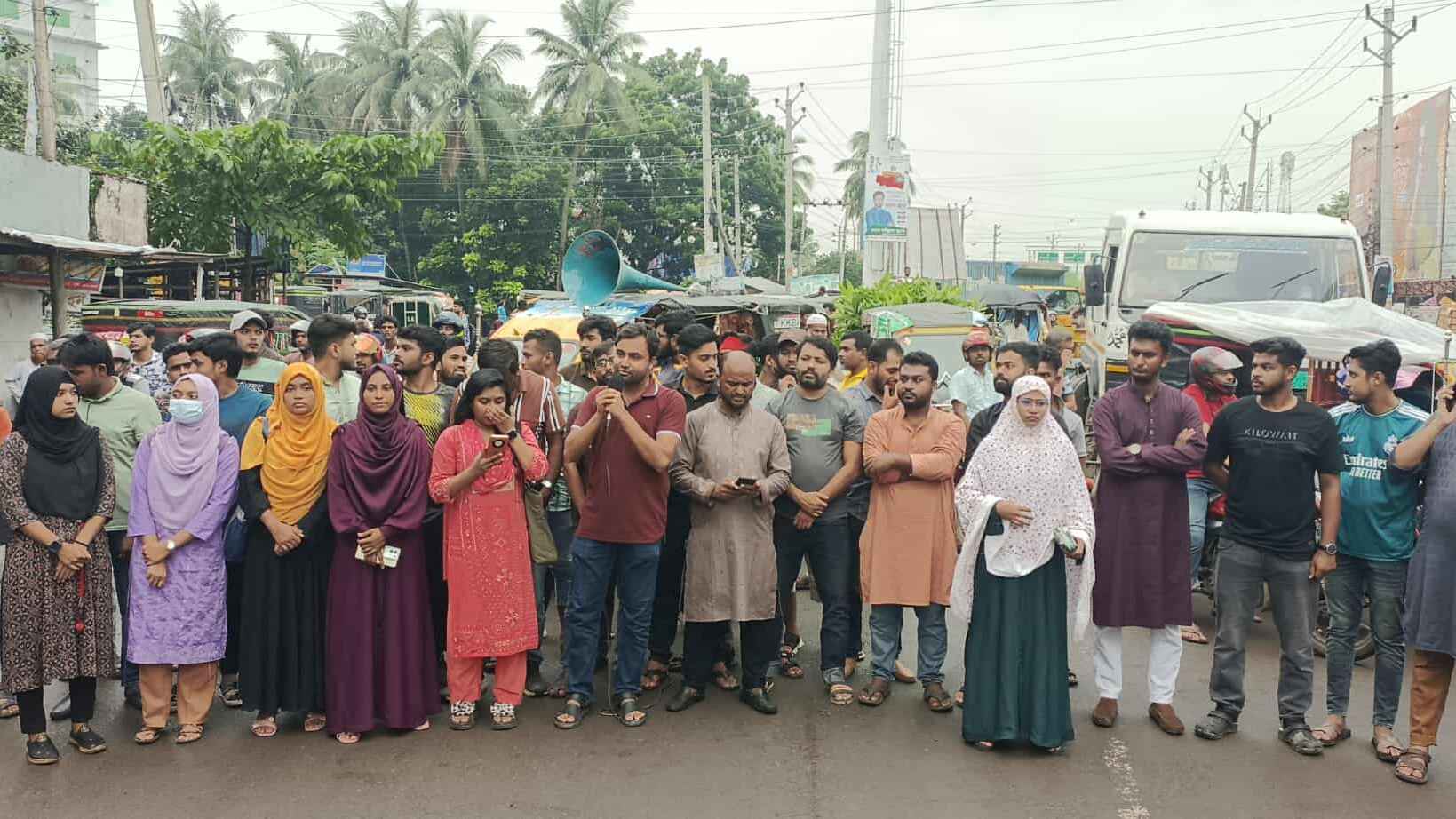 গোপালগঞ্জে হামলার প্রতিবাদে যশোরে এনসিপির অবরোধ, তিন দফার আল্টিমেটাম