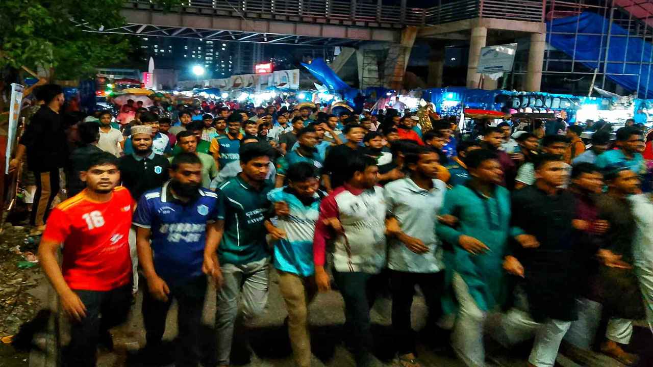 পাথর মেরে ব্যবসায়ী হত্যার প্রতিবাদে ঢাকা কলেজে বিক্ষোভ