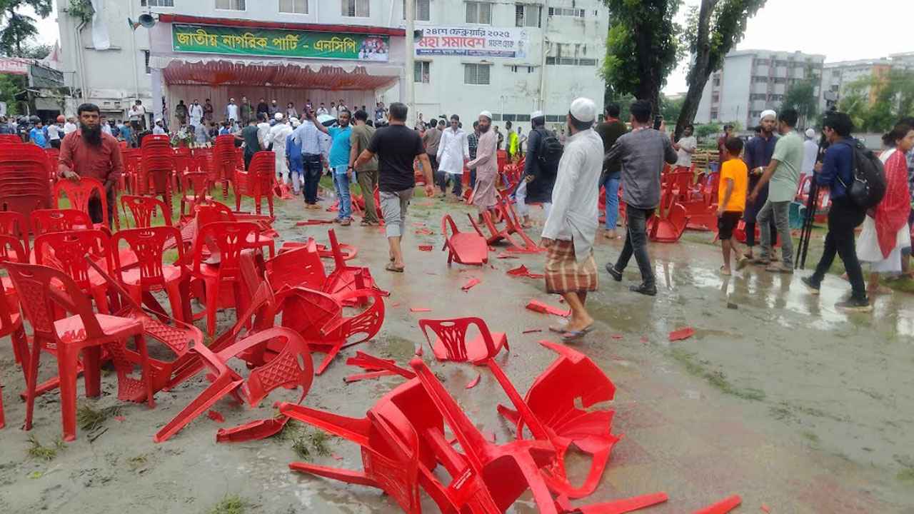 গোপালগঞ্জে এনসিপির সমাবেশ মঞ্চে নিষিদ্ধ ছাত্রলীগের হামলা