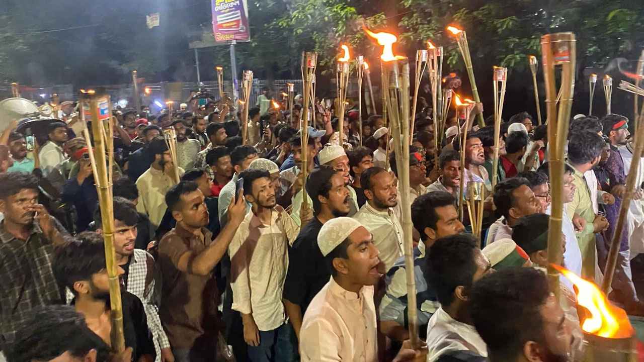 ব্যবসায়ী হত্যার প্রতিবাদে বৈষম্যবিরোধী ছাত্র আন্দোলনের মশাল মিছিল