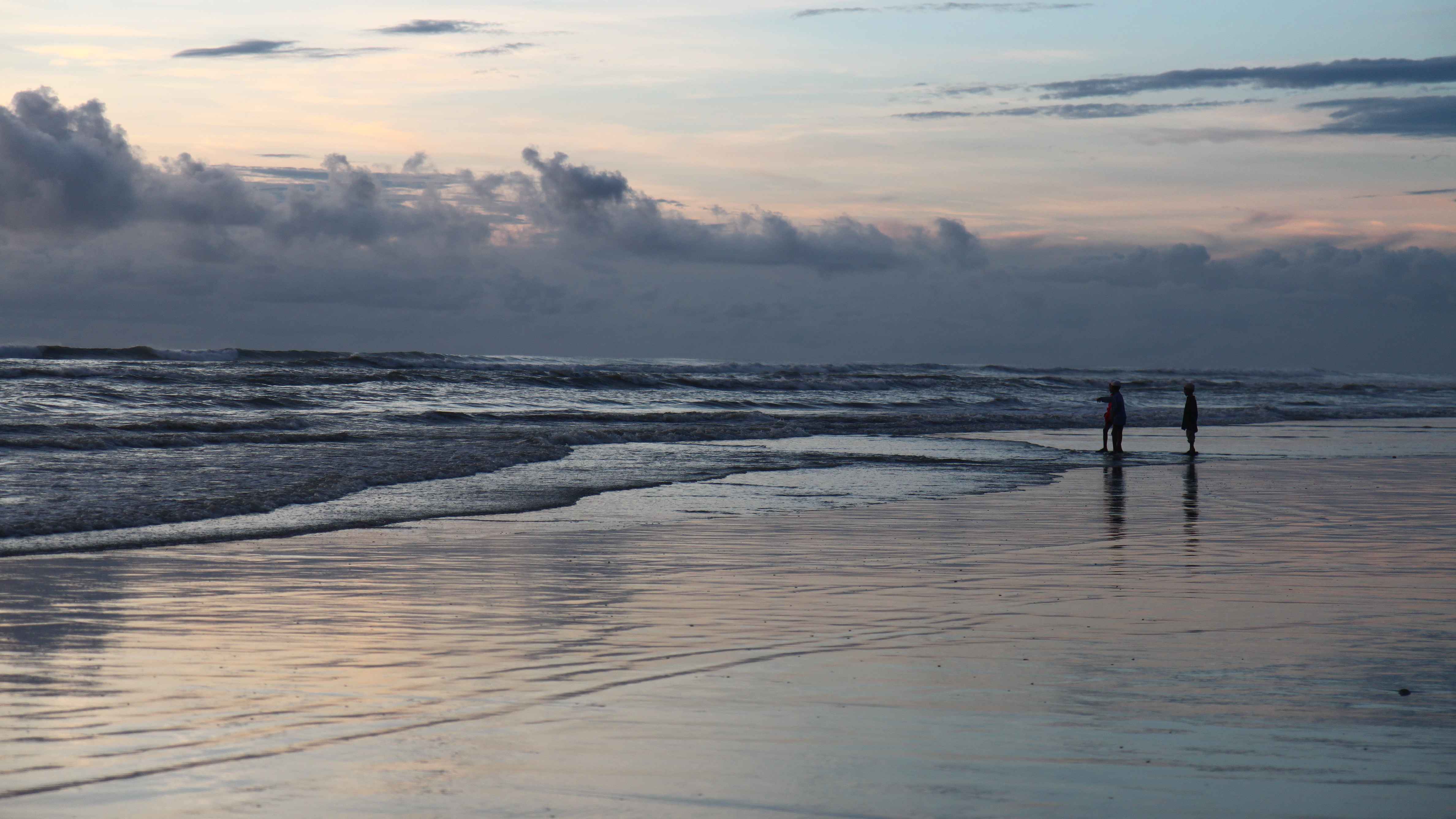 কক্সবাজার সমুদ্র সৈকতে অপহৃত তিন কিশোর উদ্ধার