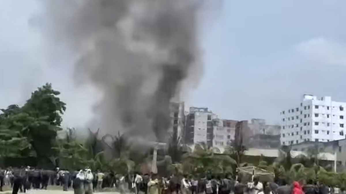 উত্তরায় প্রশিক্ষণ বিমান বিধ্বস্ত 