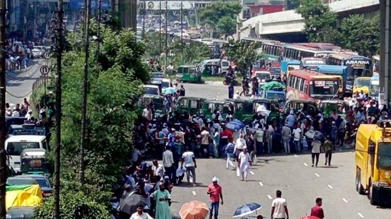 বনানীতে সিএনজি চালকদের সড়ক অবরোধ, তীব্র যানজট