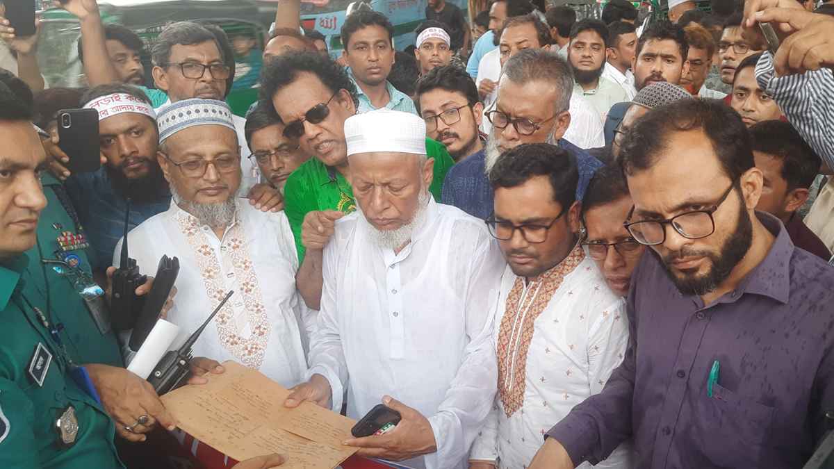 পুলিশি বাধায় পণ্ড ডিপ্লোমা চিকিৎসকদের যমুনা অভিমুখী পদযাত্রা