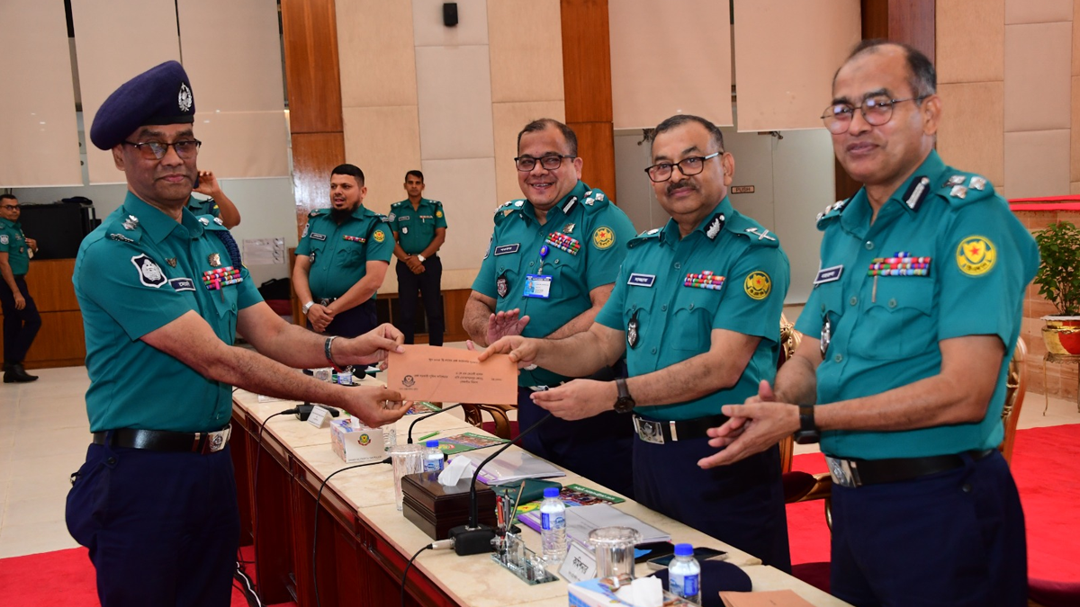 ডিএমপির মাসিক অপরাধ সভায় শ্রেষ্ঠ হলেন যারা