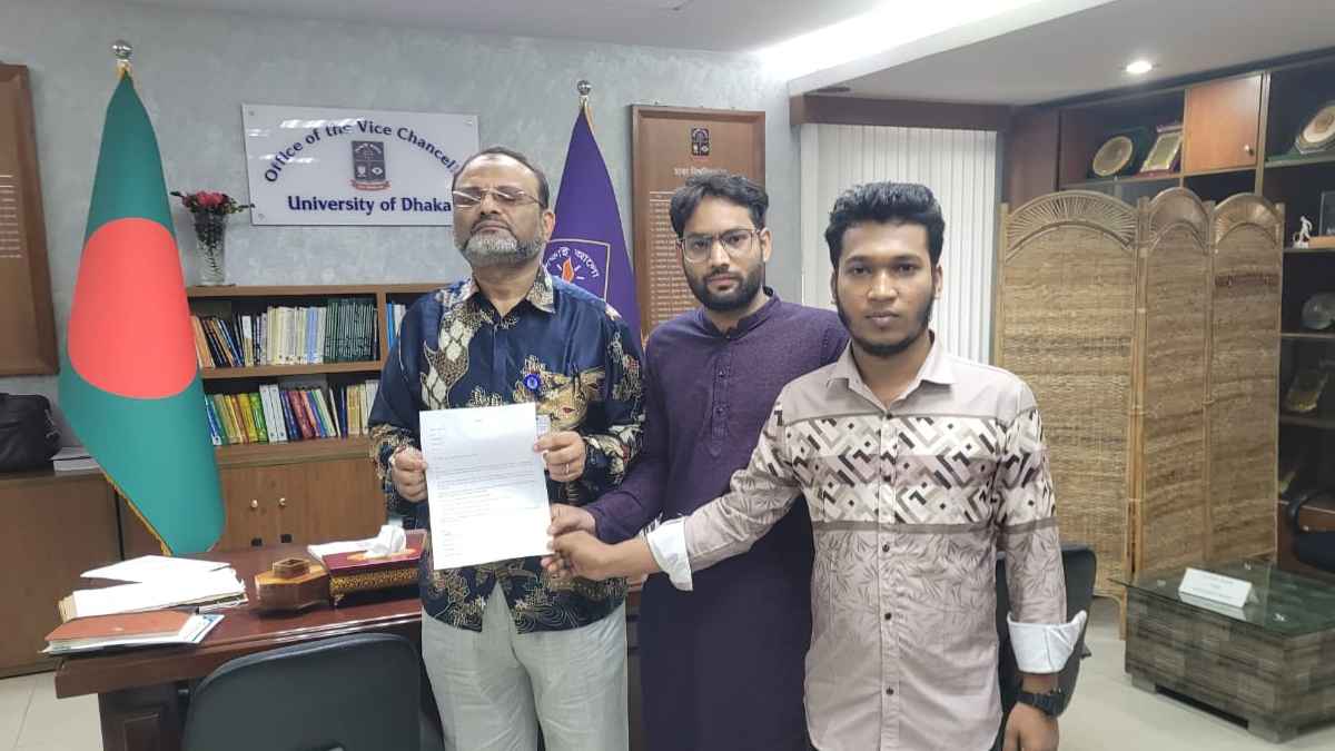 ‘স্বাধীনতা সংগ্রাম’ ভাস্কর্য সংস্কারে ঢাবি উপাচার্যকে স্মারকলিপি