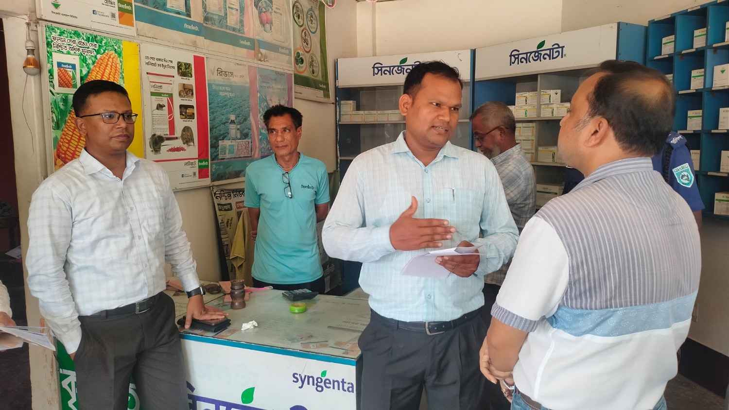 বোচাগঞ্জে অতিরিক্ত দামে সার বিক্রি, তিন ব্যবসায়ীকে জরিমানা