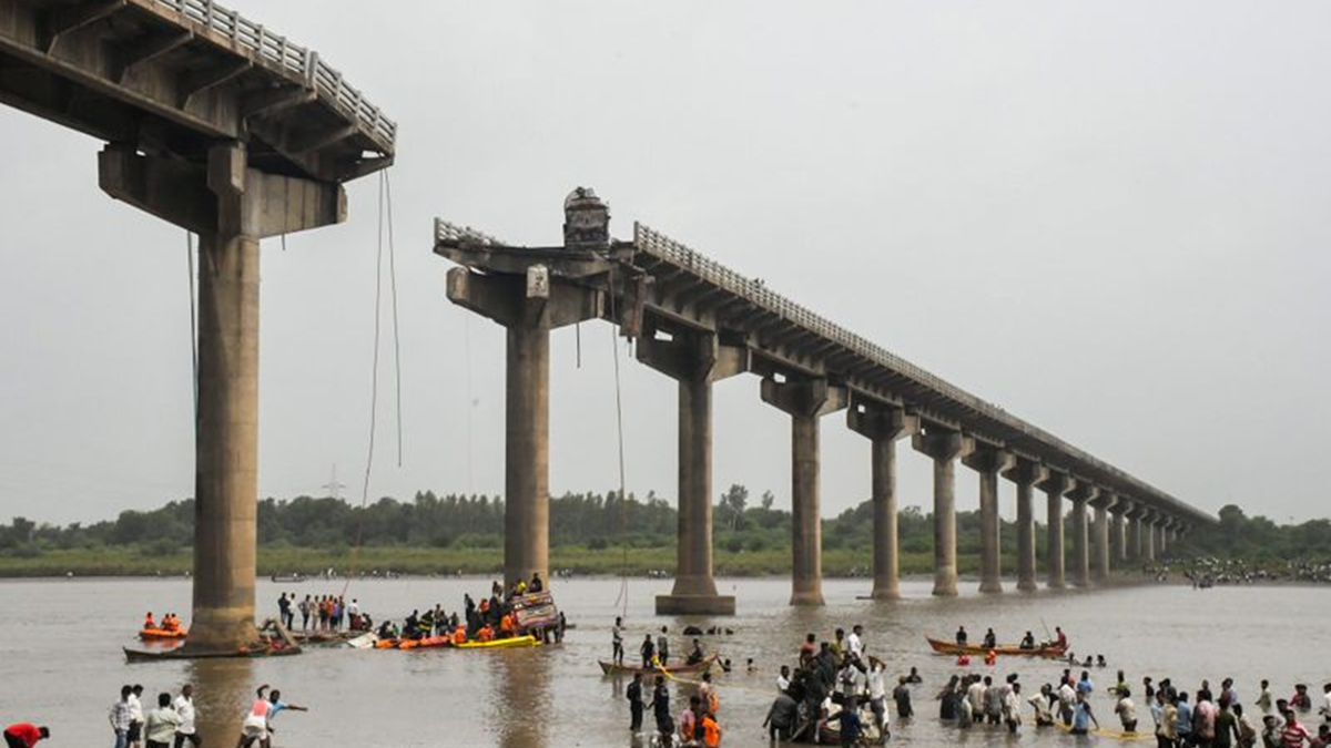 গুজরাটে সেতু ভেঙে পড়ার ঘটনায় নিহত বেড়ে ১০