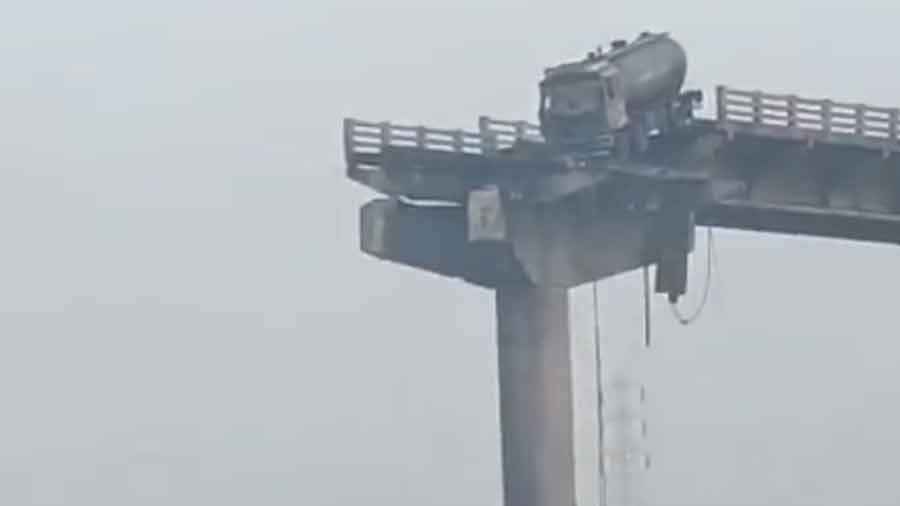 গুজরাতে সেতু ভেঙে ৪ গাড়ি নদীতে, নিহত ৩