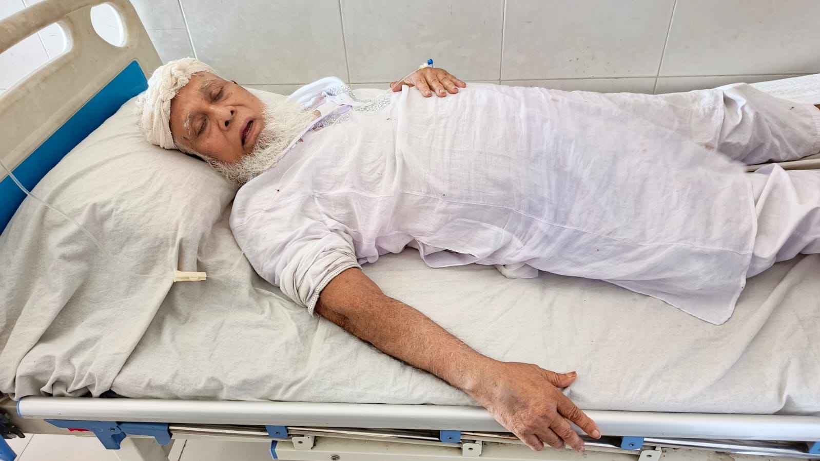 বাড়ির ফটকে নির্মাণ সামগ্রী রাখতে মানা করায় মুক্তিযোদ্ধাকে পিটিয়ে আহত