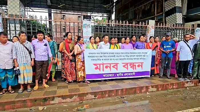 জোরপূর্বক টোল আদায়ের অভিযোগে যুবদল নেতার বিরুদ্ধে মানববন্ধন