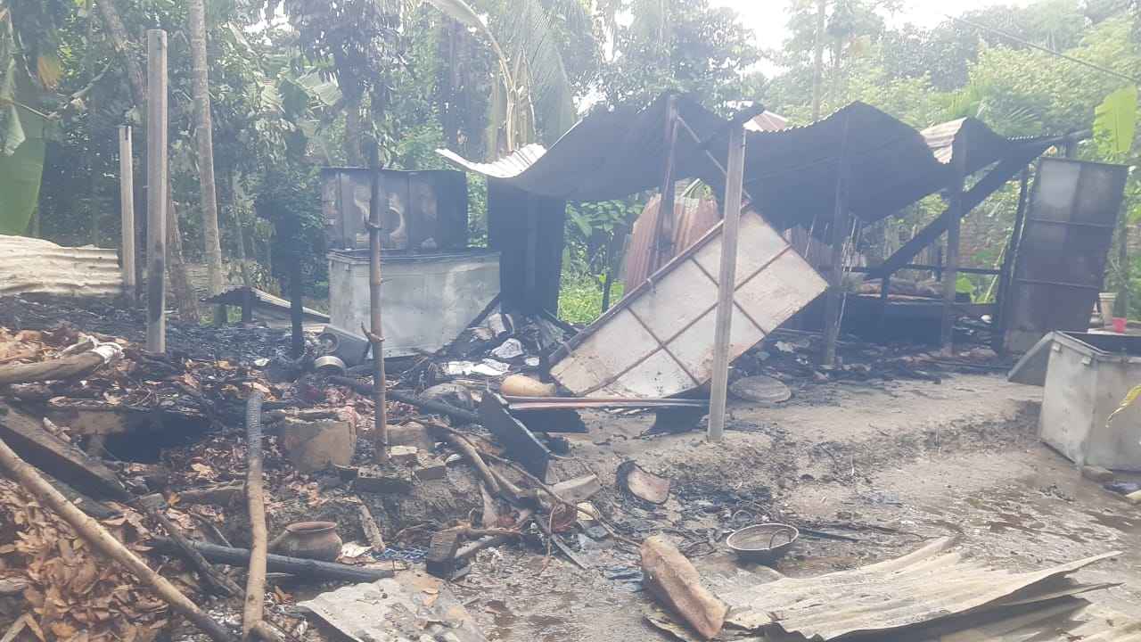 জুয়ার টাকা না দেওয়ায় মাকে পিটিয়ে নিজ বাড়িতে আগুন দিল ছেলে