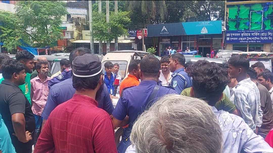 মানিকগঞ্জে অবৈধ সিএনজি স্ট্যান্ডে পুলিশের অভিযান, আটক ৪