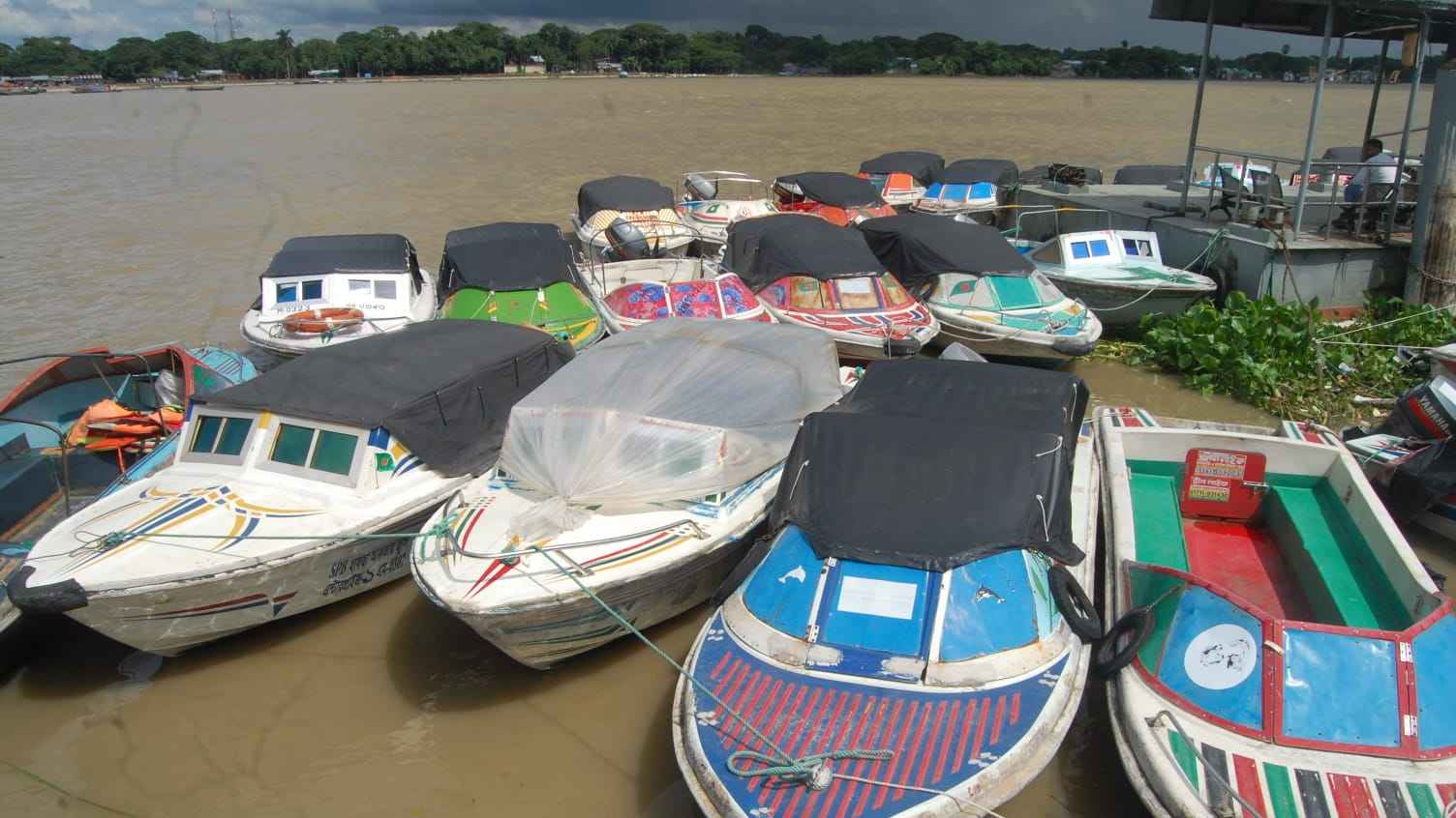 বরিশালে স্পিডবোট চালকদের ধর্মঘট, যাত্রী ভোগান্তি