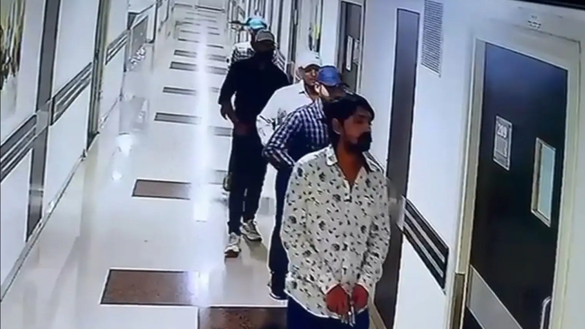 ভারতে হাসপাতালে ঢুকে ফিল্মি স্টাইলে গ্যাংস্টারকে হত্যা, ভিডিও ভাইরাল