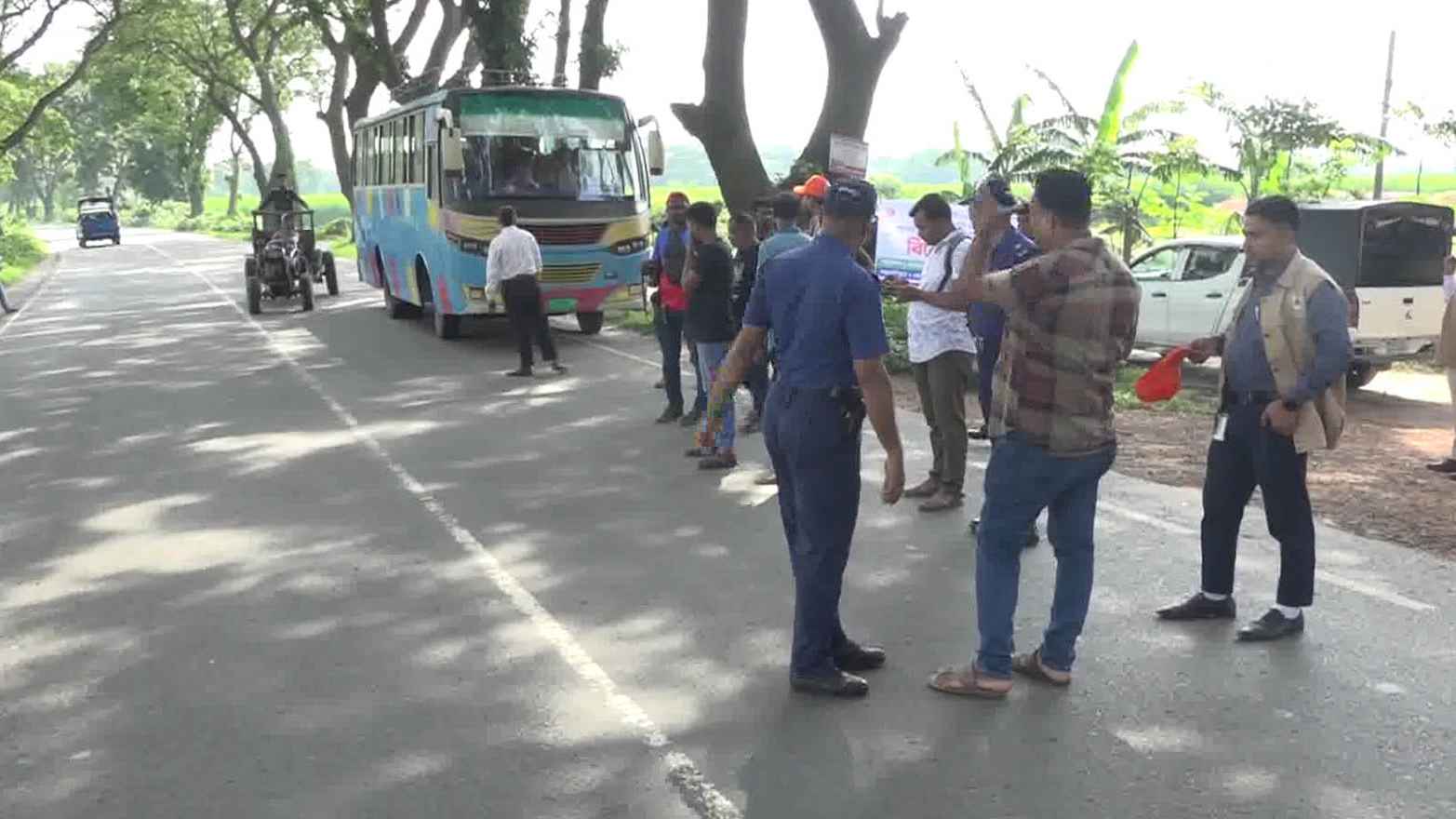 যশোরে মহাসড়কে ফিটনেসবিহীন গাড়ি চলাচল রোধে যৌথ অভিযান