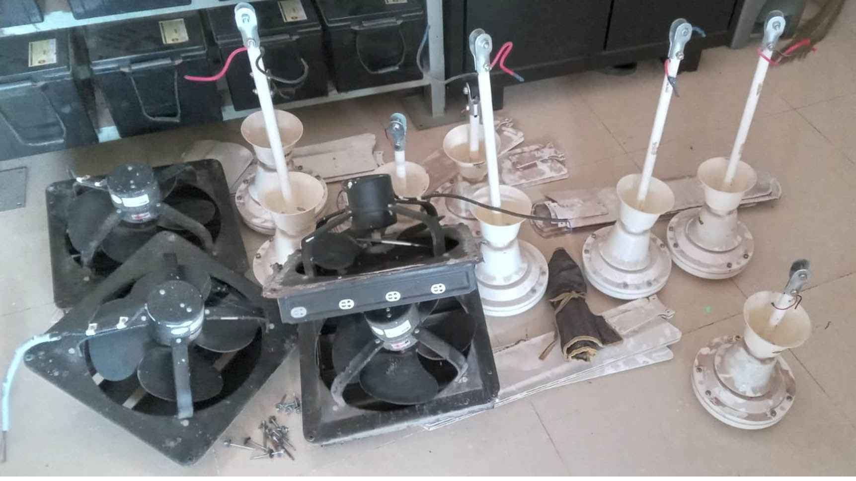 স্টেশনের সব ফ্যান খুলে নিয়ে গেছে বিদ্যুৎ বিভাগ, দুর্ভোগে যাত্রীরা