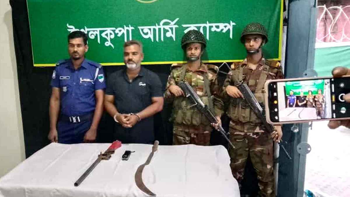 ঝিনাইদহে দেশি-বিদেশি অস্ত্রসহ অবসরপ্রাপ্ত সেনা সদস্য গ্রেফতার