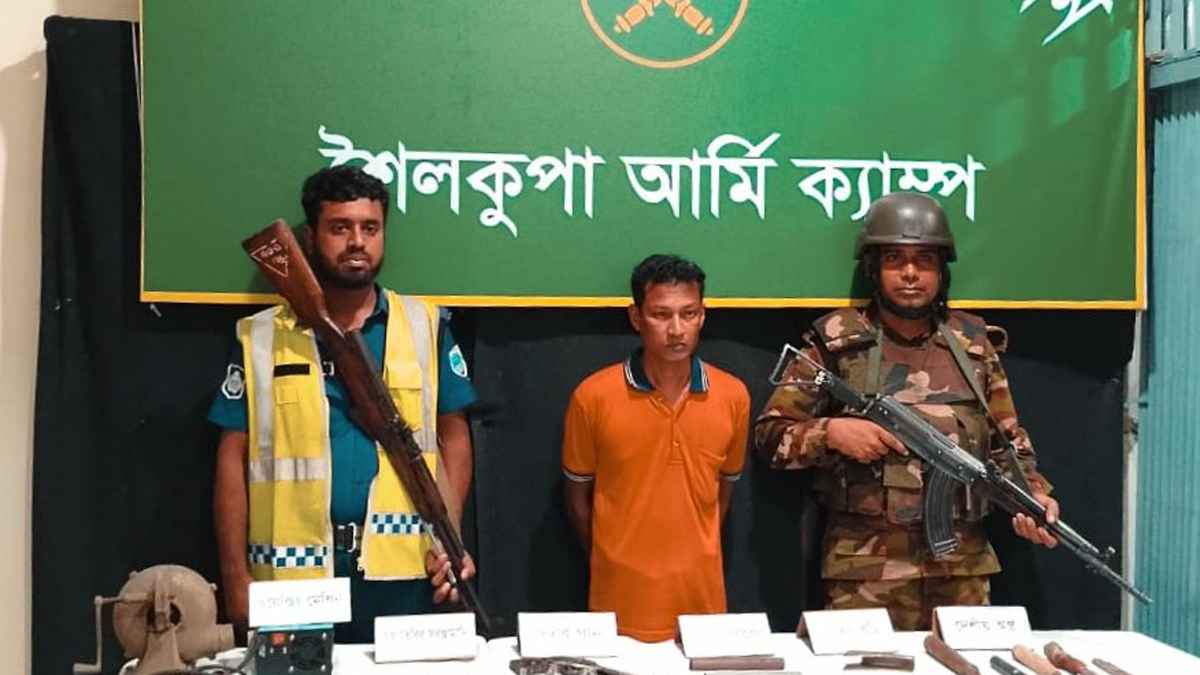 যৌথবাহিনীর অভিযানে বিপুল অস্ত্র উদ্ধার, আটক ১
