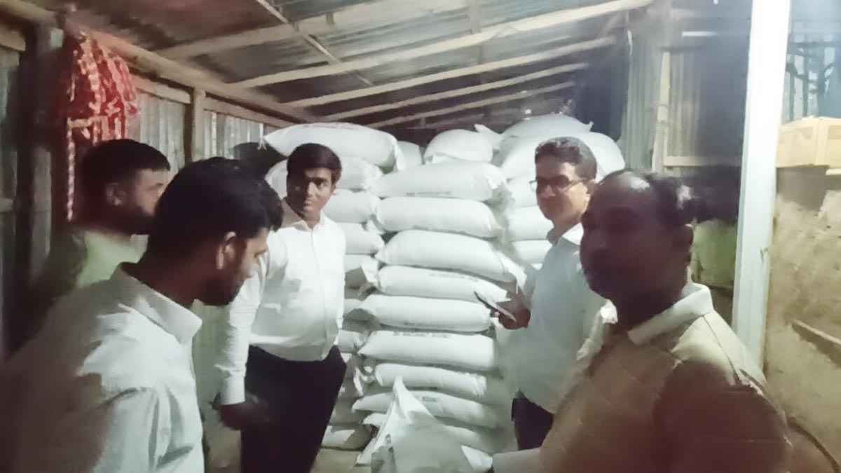 গাইবান্ধায় অবৈধভাবে মজুদ ১৩৩ বস্তা টিএসপি সার জব্দ