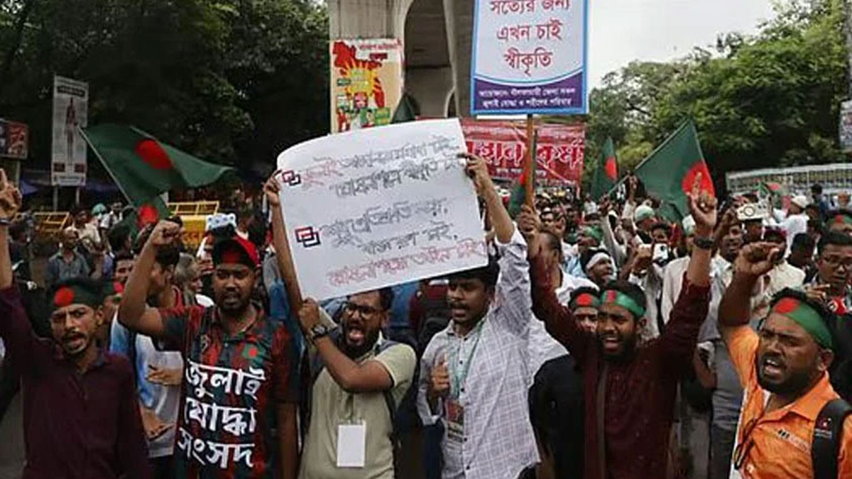জুলাই সনদ বাস্তবায়নের দাবিতে ৫ ঘণ্টা ধরে অবরোধ, ভোগান্তি শাহবাগে