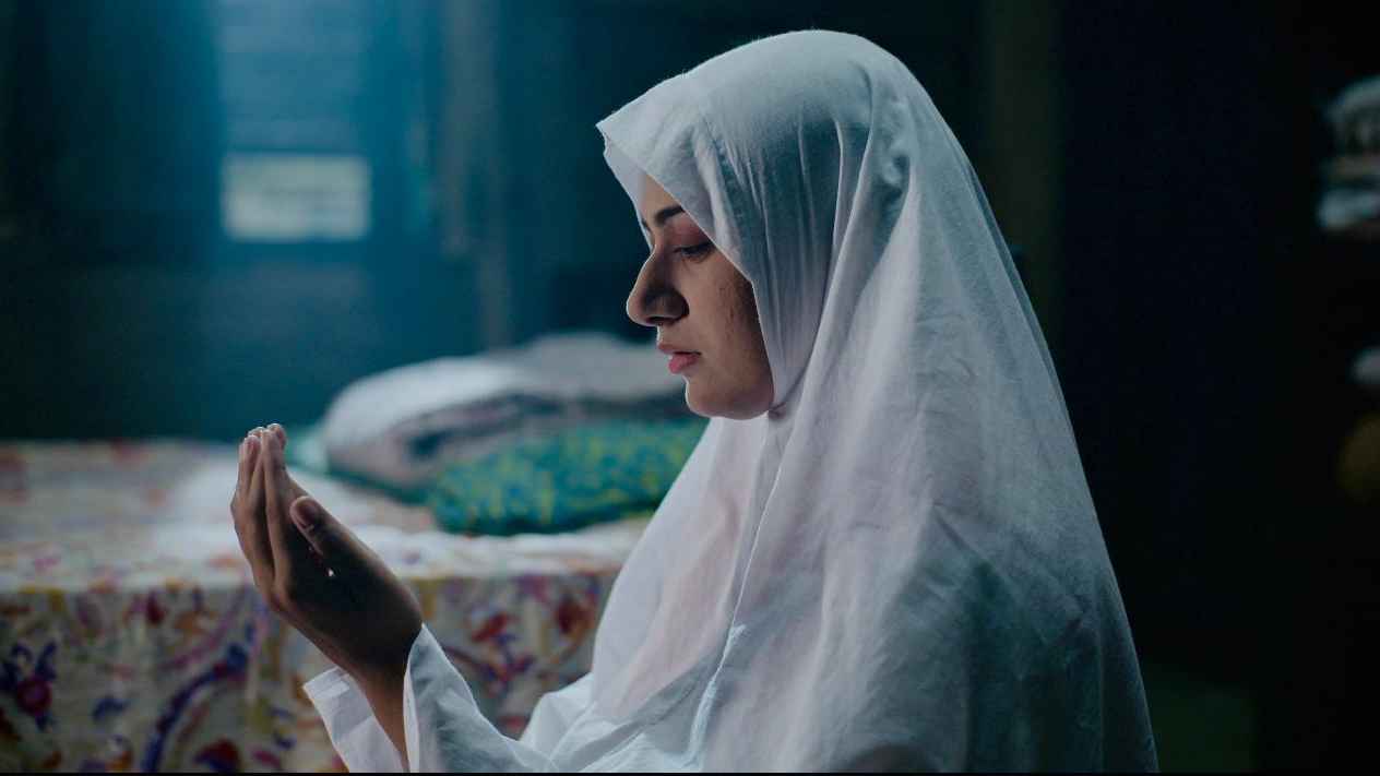 শ্রমিক-মালিকপক্ষের চড়াই-উৎরাইয়ের গল্প ‘খুশবু’