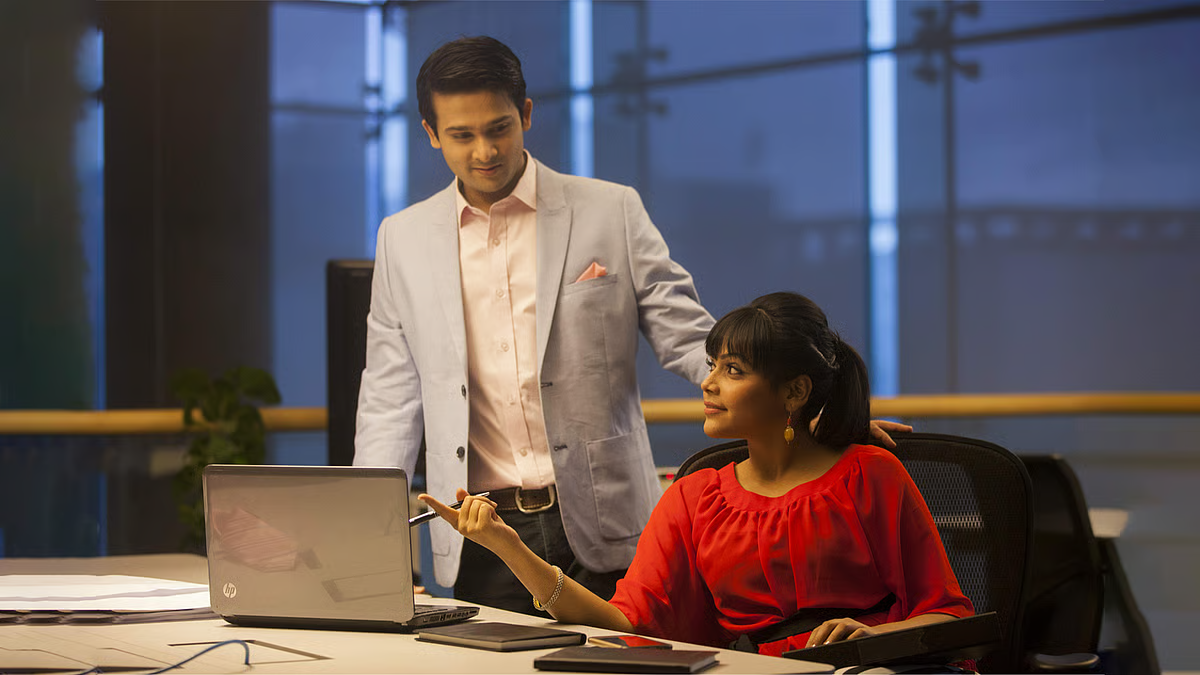 সহকর্মীর সঙ্গে প্রেম