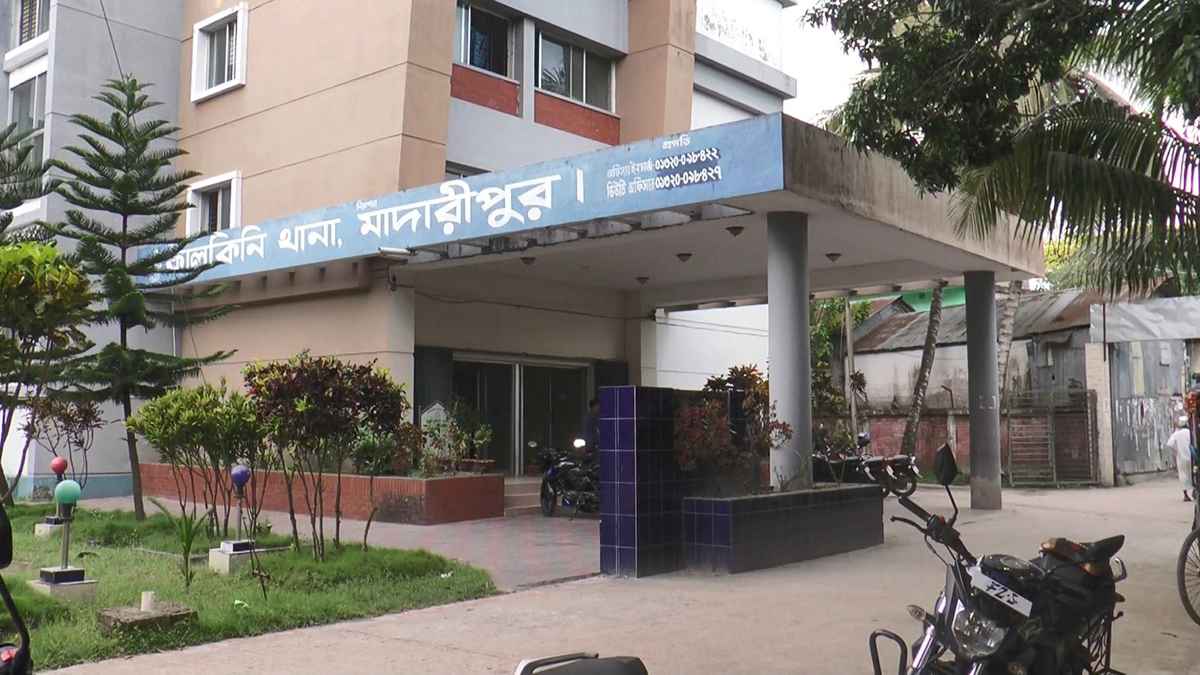 পুলিশ ক্লিয়ারেন্স পেতে ঘুষ দাবি: অভিযুক্ত পুলিশ সদস্য প্রত্যাহার