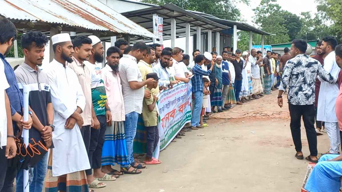 মাদারীপুরে লঞ্চঘাটে সেতু নির্মাণের দাবিতে মানববন্ধন