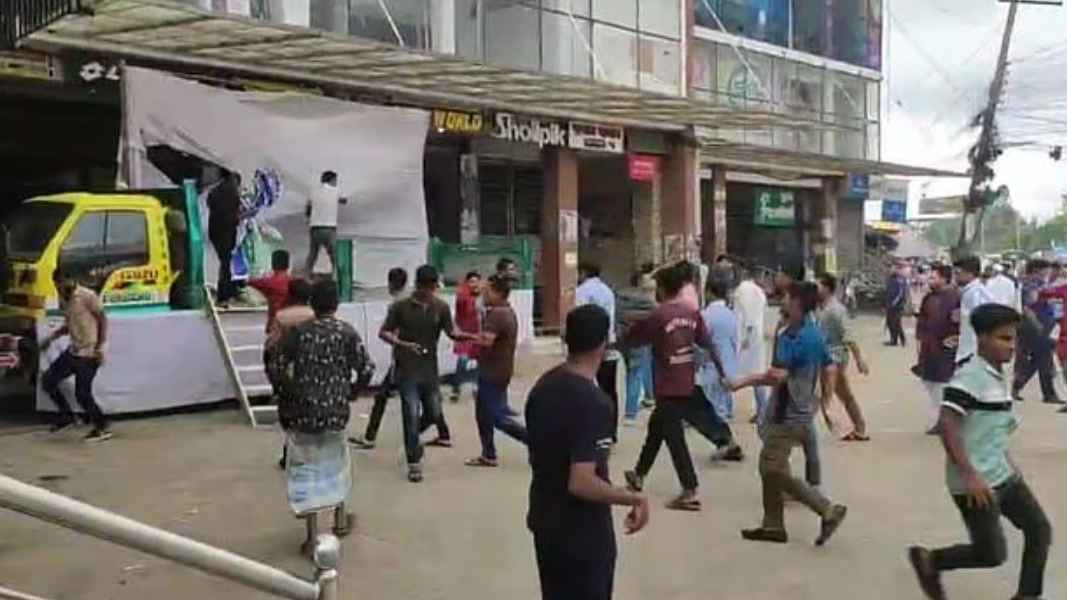 সালাহউদ্দিনকে কটূক্তি, চকরিয়ায় এনসিপির মঞ্চ ভাঙচুর