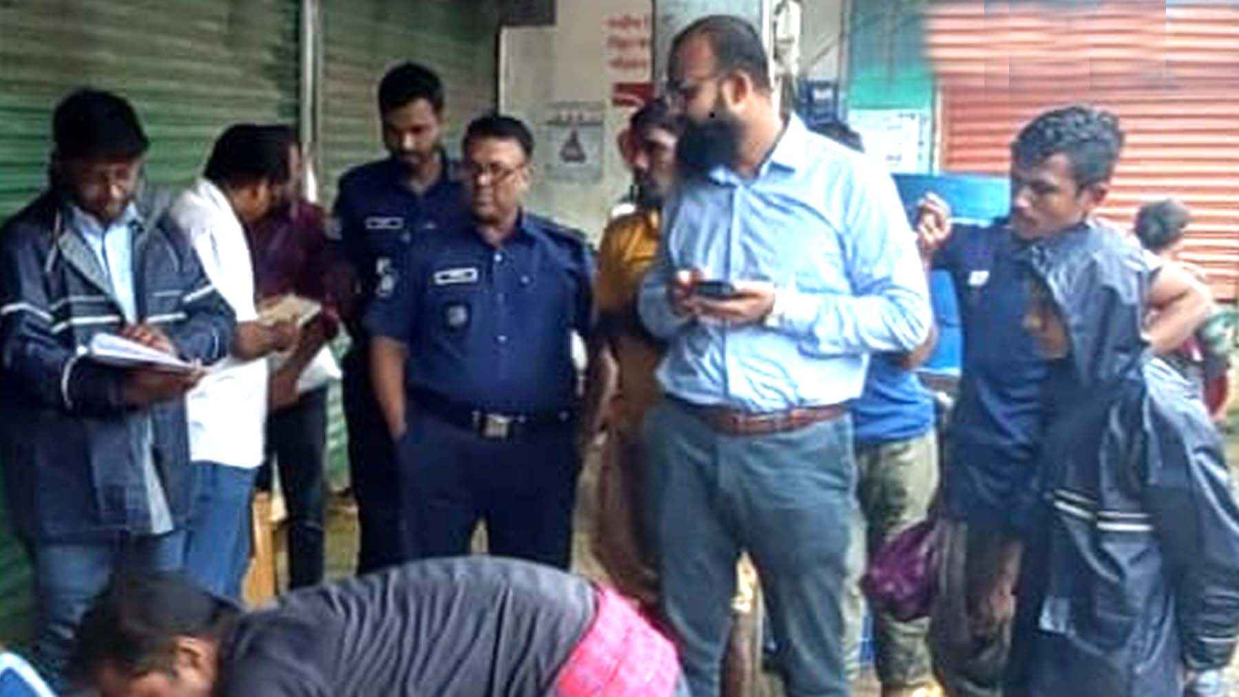 ফকিরহাট ফলতিতা মৎস্য আড়তে ভ্রাম্যমাণ আদালতের অভিযান