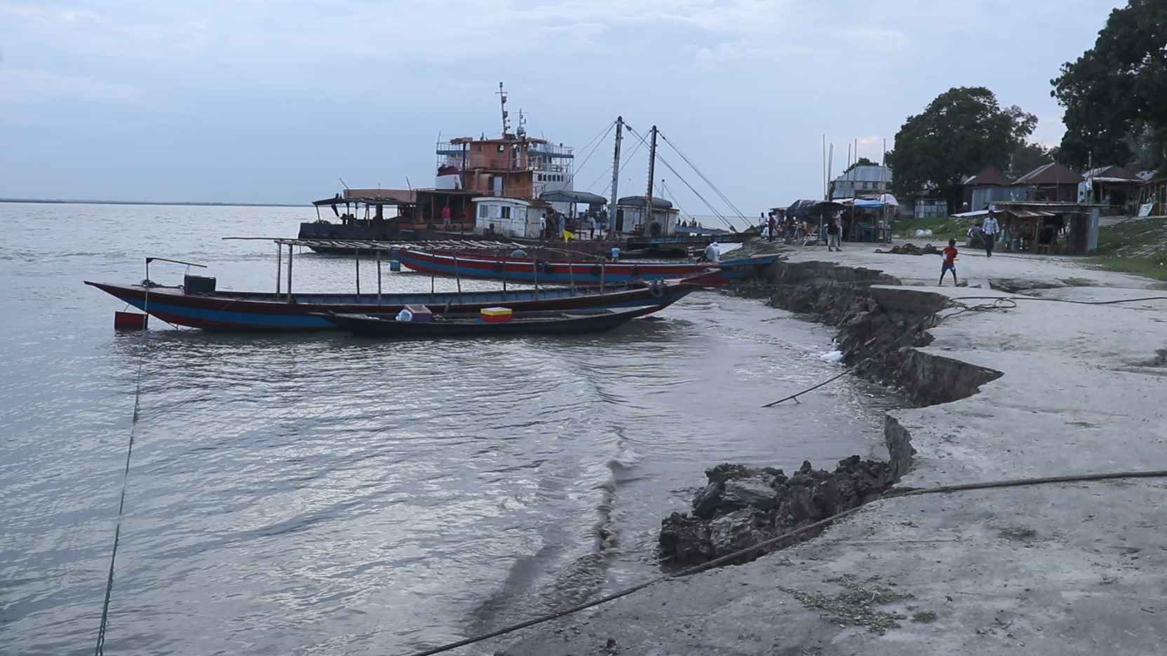 পাবনায় তীব্র নদী ভাঙনে বিলীনের মুখে ফেরিঘাট! আতঙ্কে পাড়ের বাসিন্দারা
